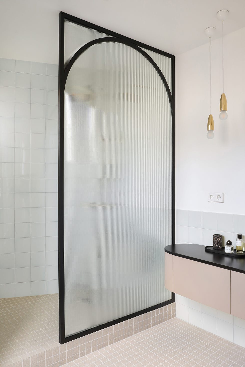 mampara con forma arqueada con un marco de color negro