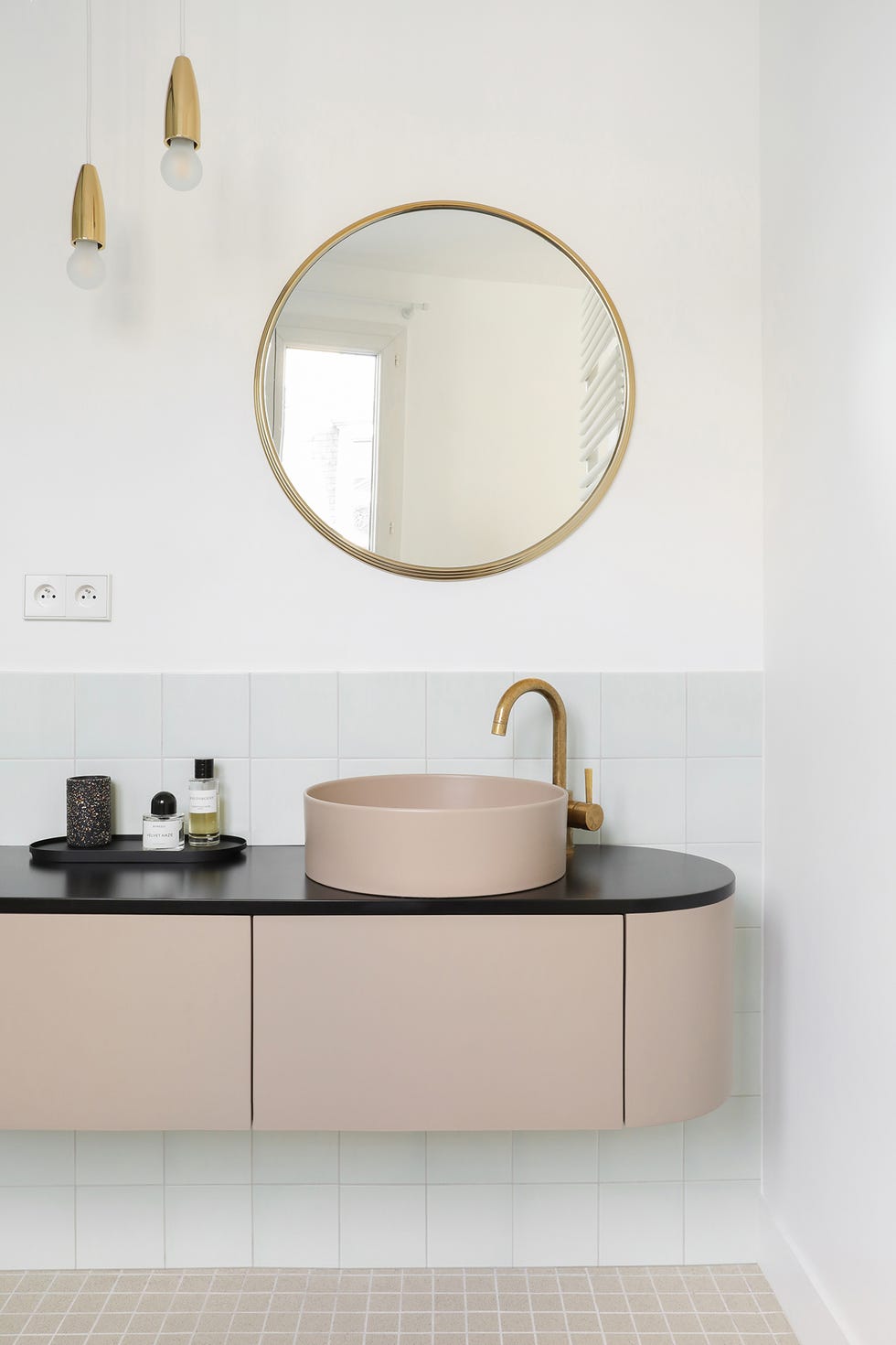mueble de lavabo flotante de diseño scandi en color nude con encimera negra