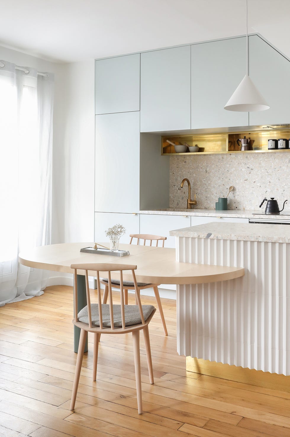 cocina abierta con isla de diseño scandi