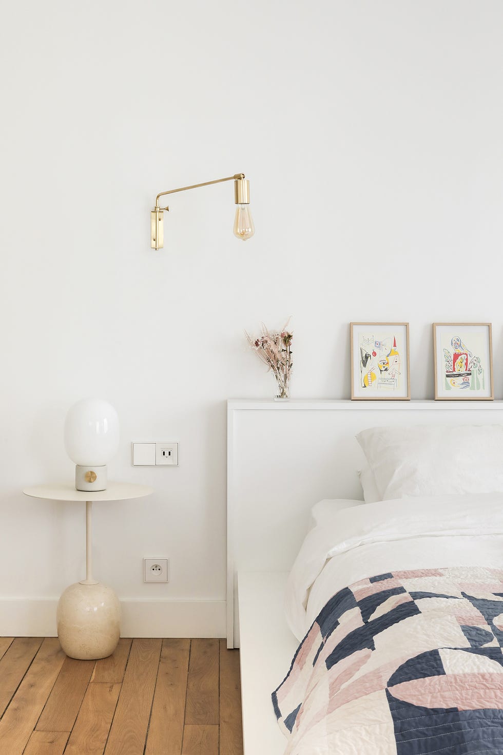 dormitorio de diseño nórdico con ropa de cama rosa