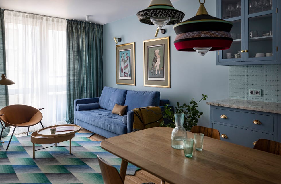 Salón comedor con sofá de terciopelo azul