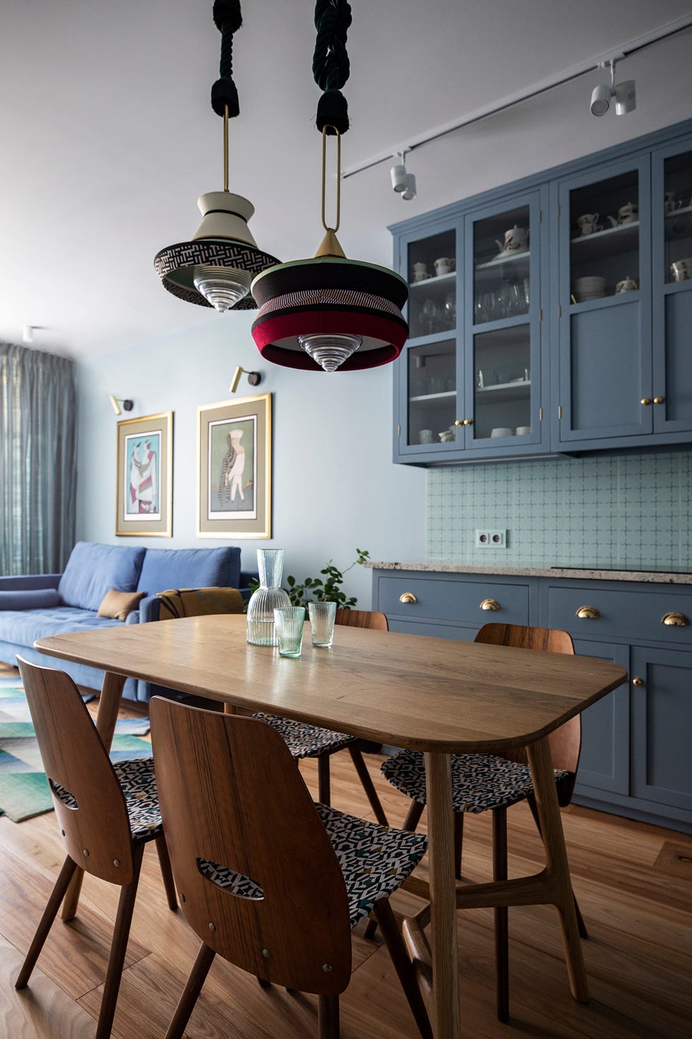 Cocina decorada en azul grisáceo con mesa de comedor de madera hecha a mano