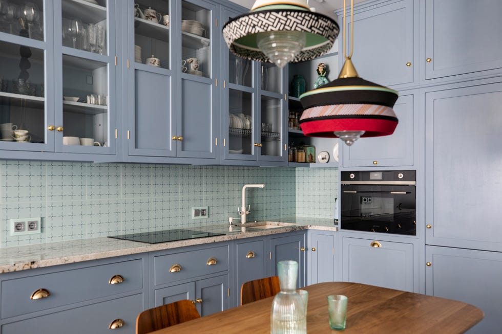 Cocina vintage con armarios pintados en color azul grisáceo