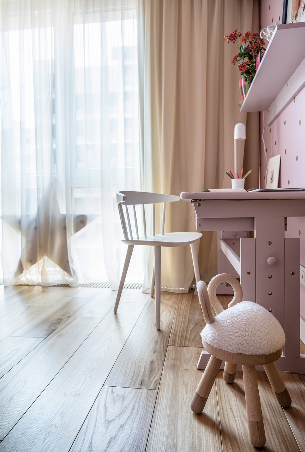 Dormitorio infantil decorado en color rosa con escritorio