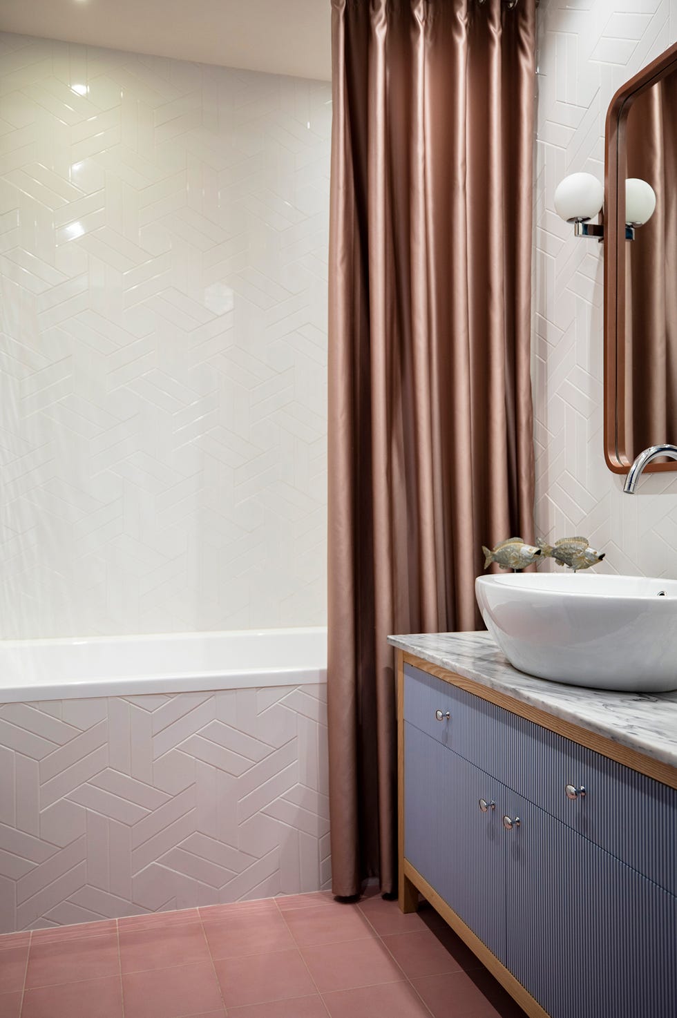 Bañera blanca con cortinas rosas