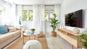 salón decorado en blancos y azules con madera y fibras y estilo surfero