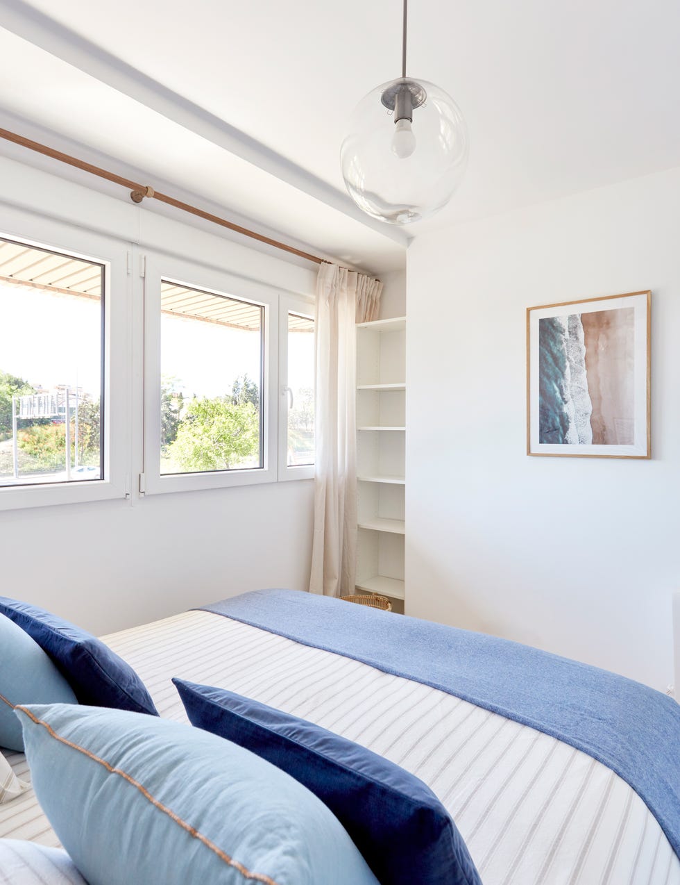 dormitorio con estantería blanca abierta