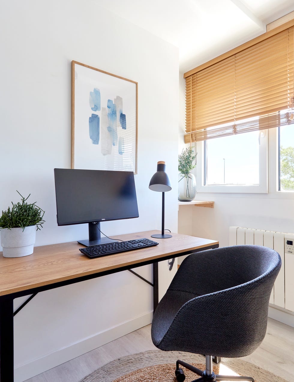 escritorio de estilo industrial con tablero de madera y estructura metálica y silla giratoria
