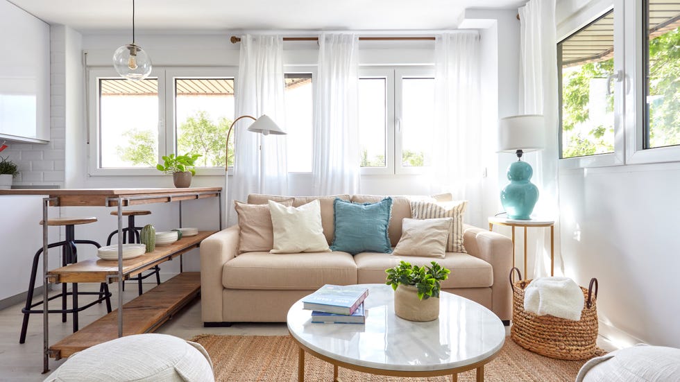 salón cocina decorada en blancos y azules con estilo surfero