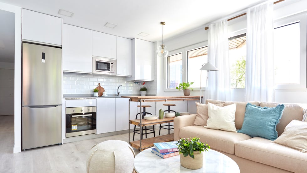 salón cocina decorada en blancos y azules con estilo surfero