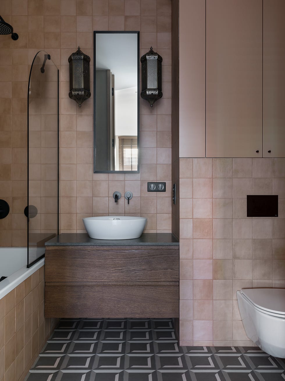 baño de estilo retro con mueble de madera y azulejos en color terracota