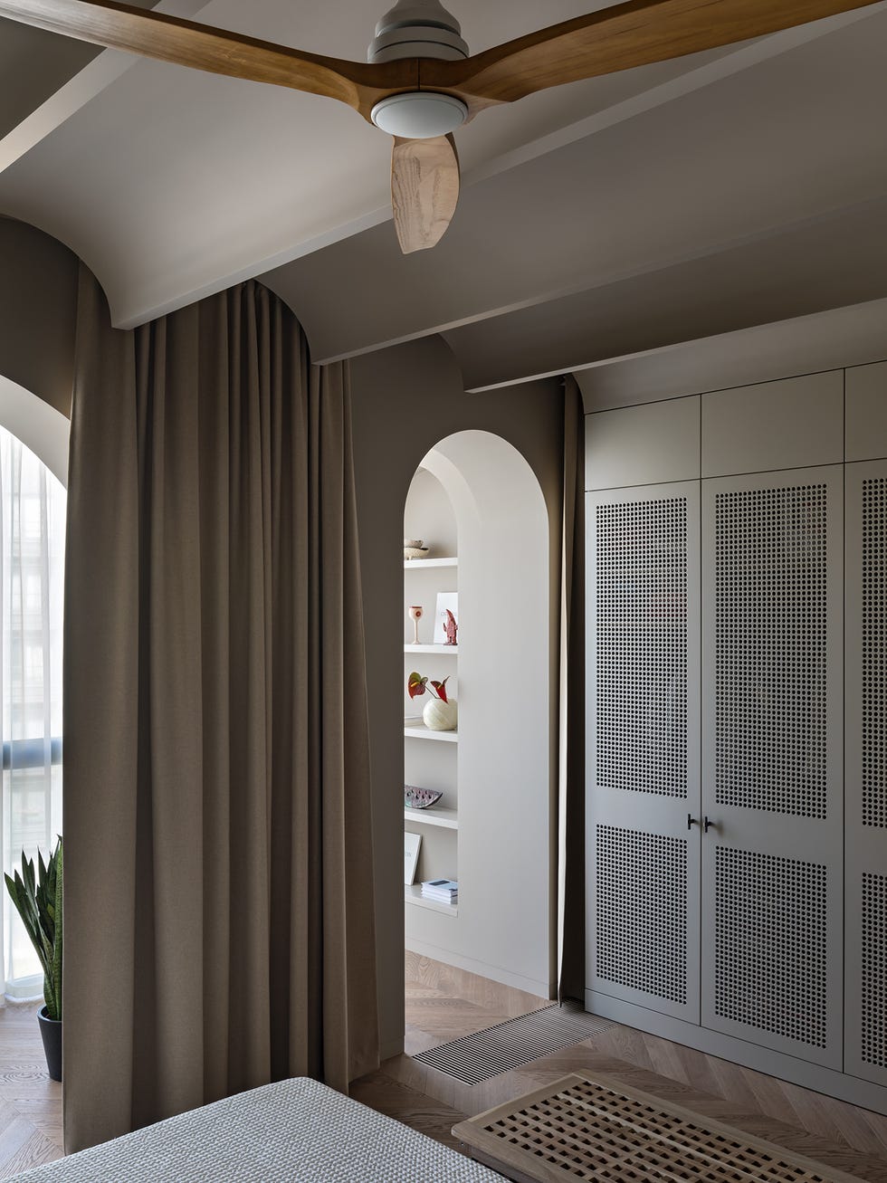 dormitorio decorado en tonos neutros con techo abovedado