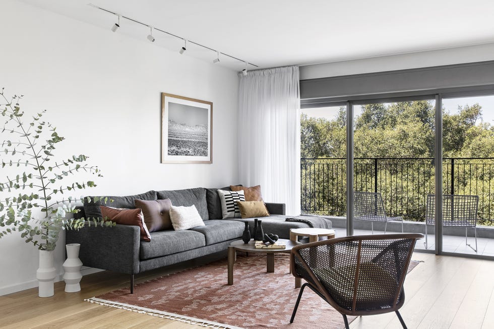 salón moderno con sofá con chaise longue gris