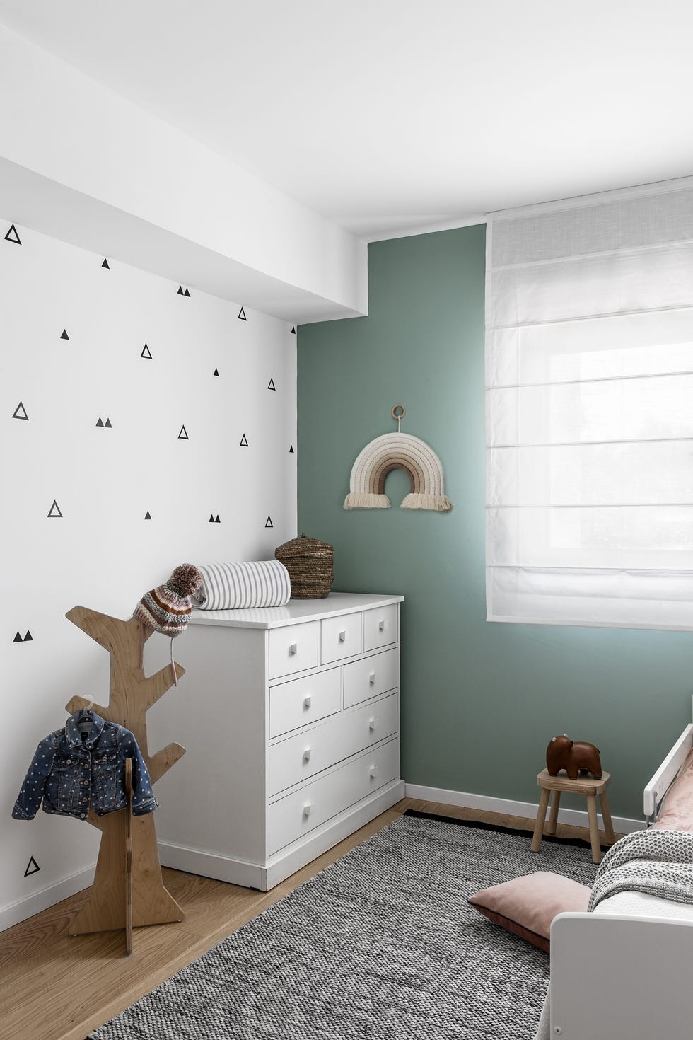 habitación infantil de diseño nórdico con pared verde