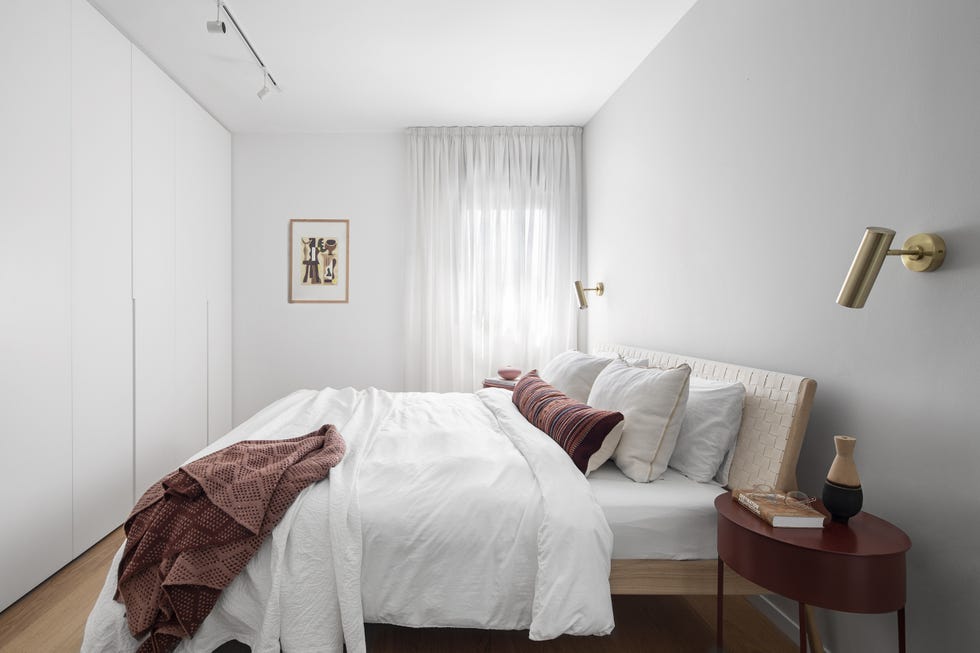 dormitorio decorado en gris con cama de madera y cabecero trenzado