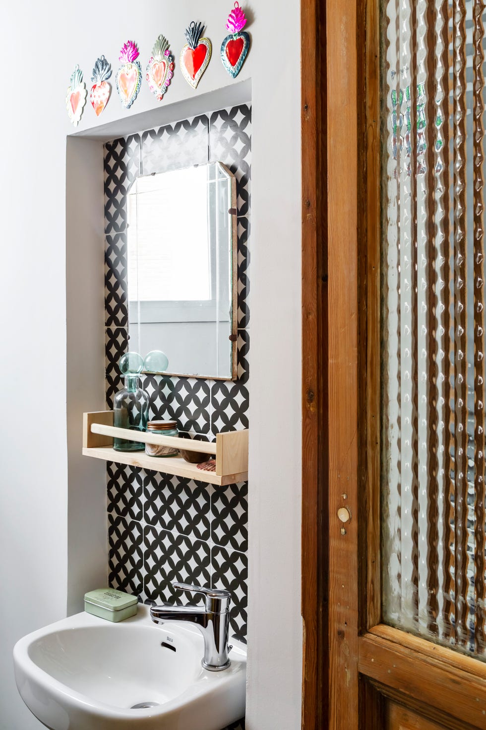 aseo con frente de azulejos retro geométricos en blanco y negro