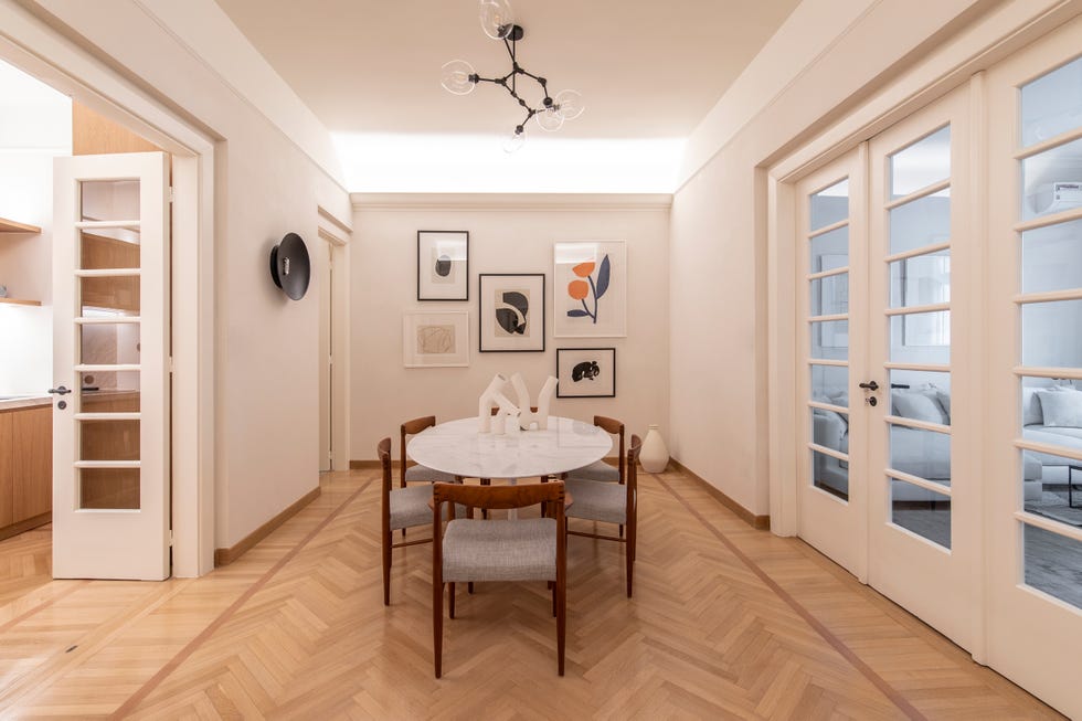 salón de diseño mid century decorado en tonos neutros