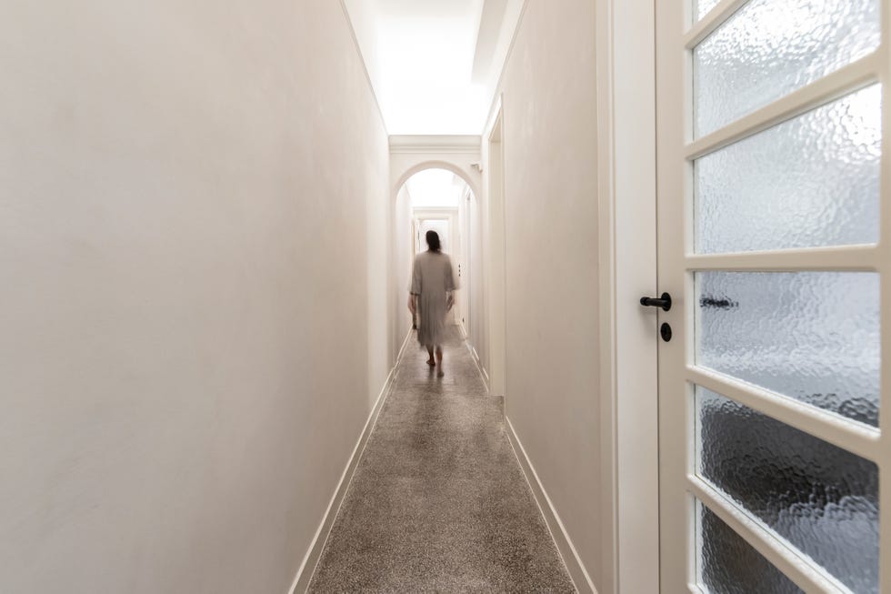 pasillo blanco con arcos