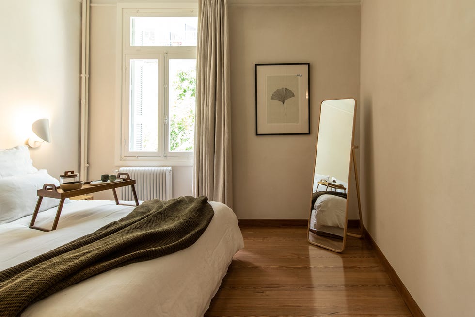 dormitorio decorado en tonos neutros
