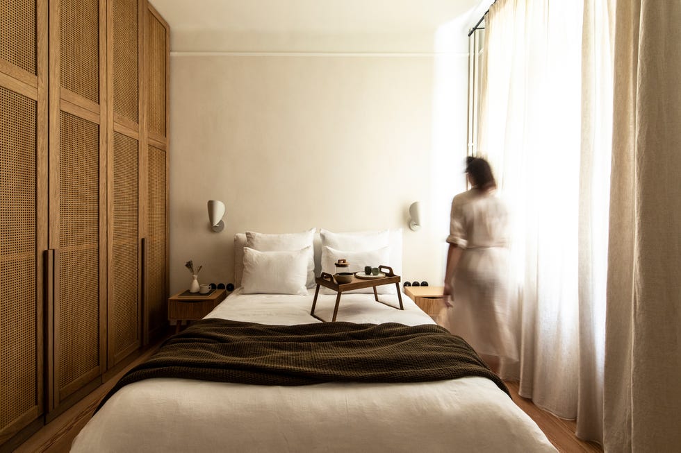 dormitorio decorado en tonos neutros con armario estilo cannage