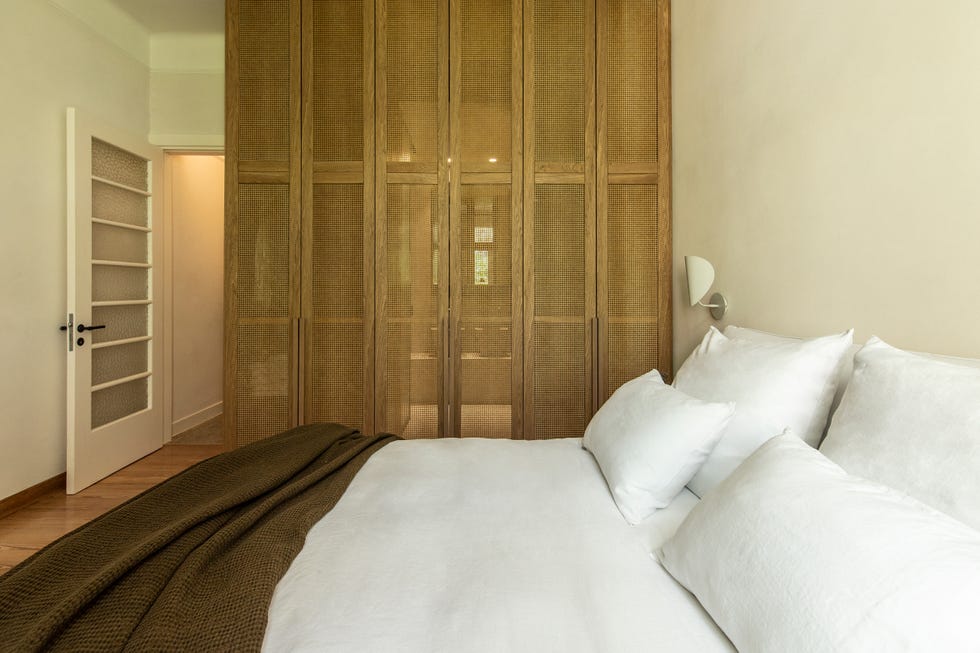 dormitorio decorado en tonos neutros con armario estilo cannage