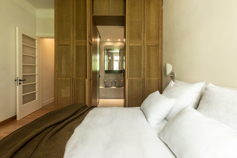 dormitorio decorado en tonos neutros con armario estilo cannage