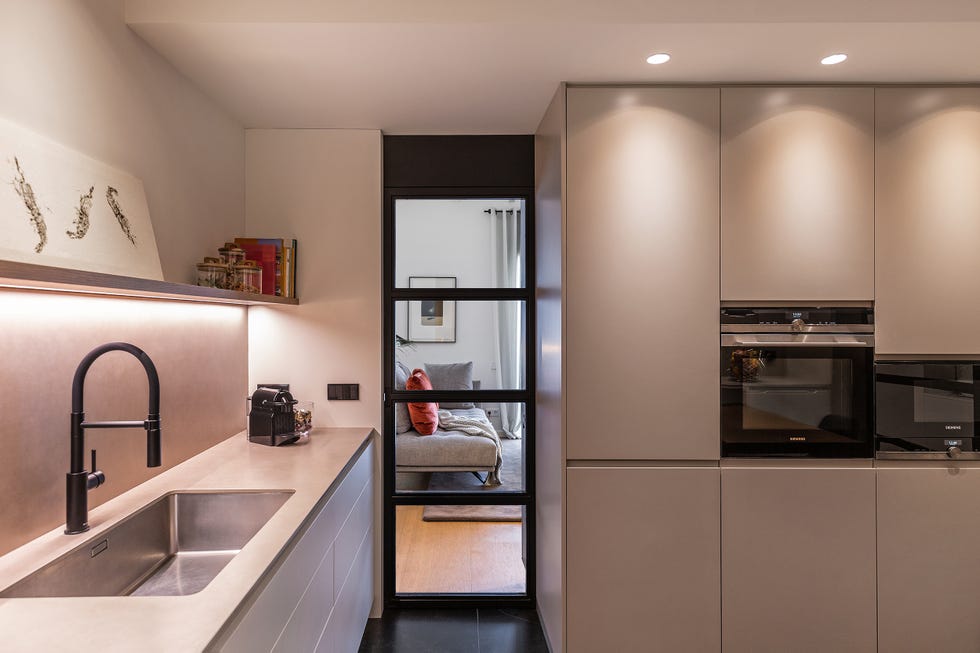 cocina moderna con puerta de vidrio con perfilería metálica