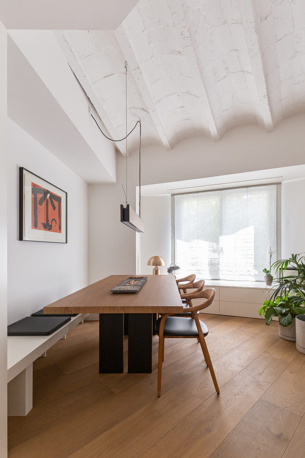 comedor con mesa de diseño moderno de madera y estructura de hierro