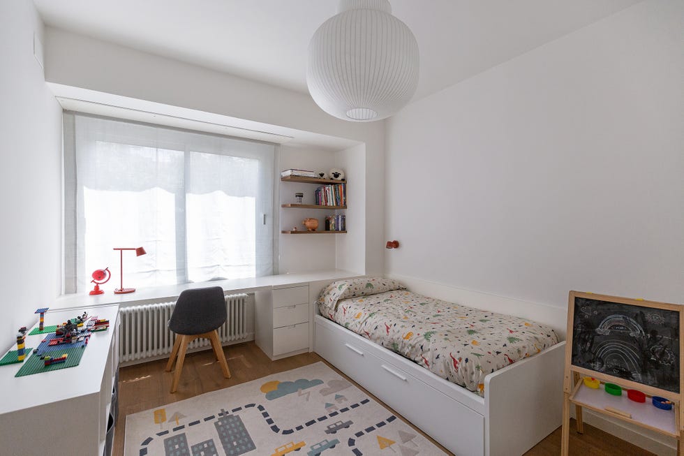 dormitorio infantil de diseño nórdico en blanco