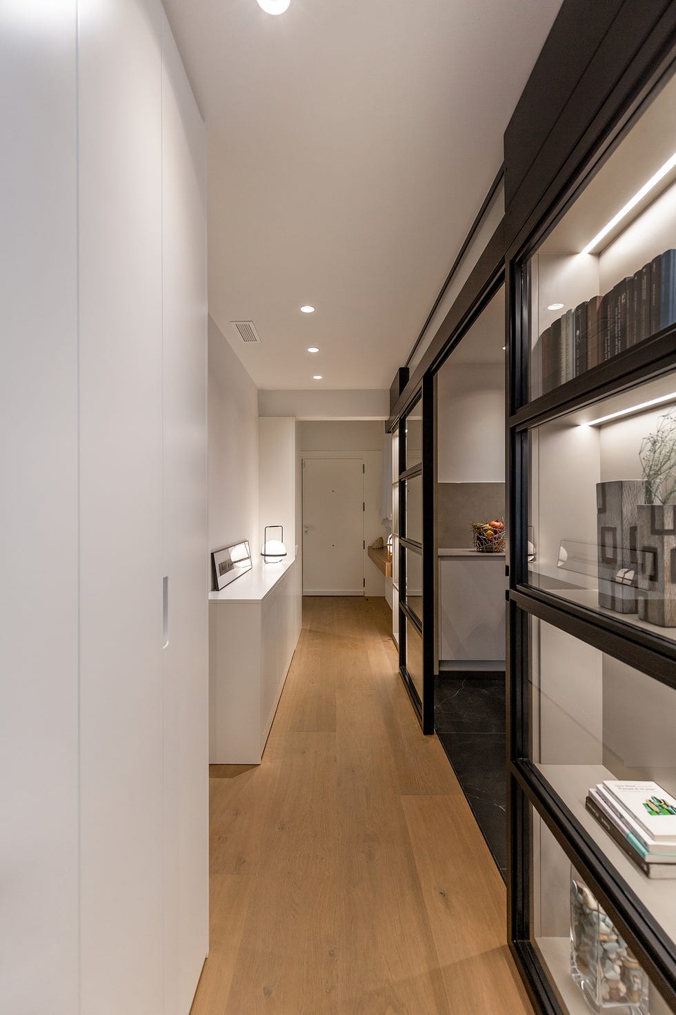 pasillo distribuidor con puertas correderas