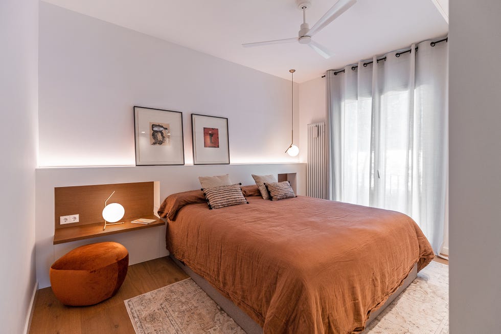 dormitorio con cabecero de obra y mesillas de madera suspendidas