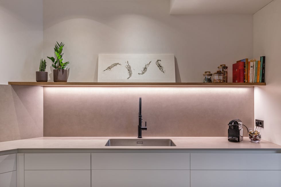 cocina moderna con balda retroiluminada sobre la encimera