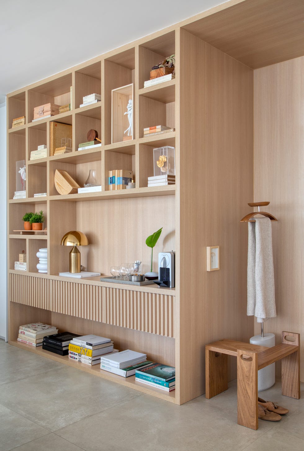 estantería de obra de madera de diseño contemporáneo