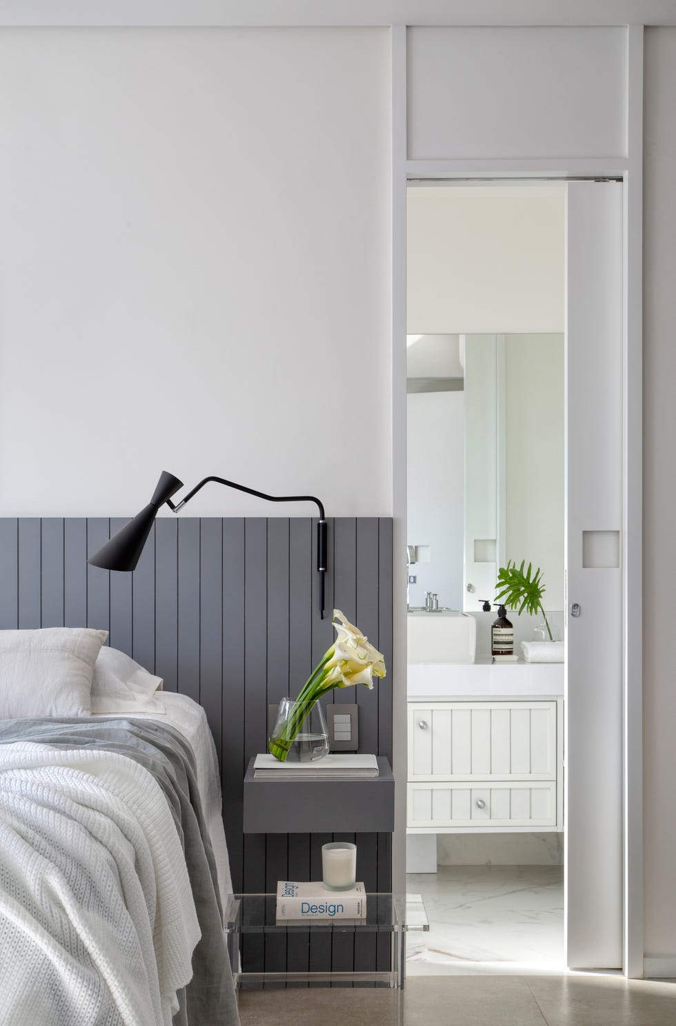 dormitorio moderno con cabecero a medida hecho con lamas de madera grises