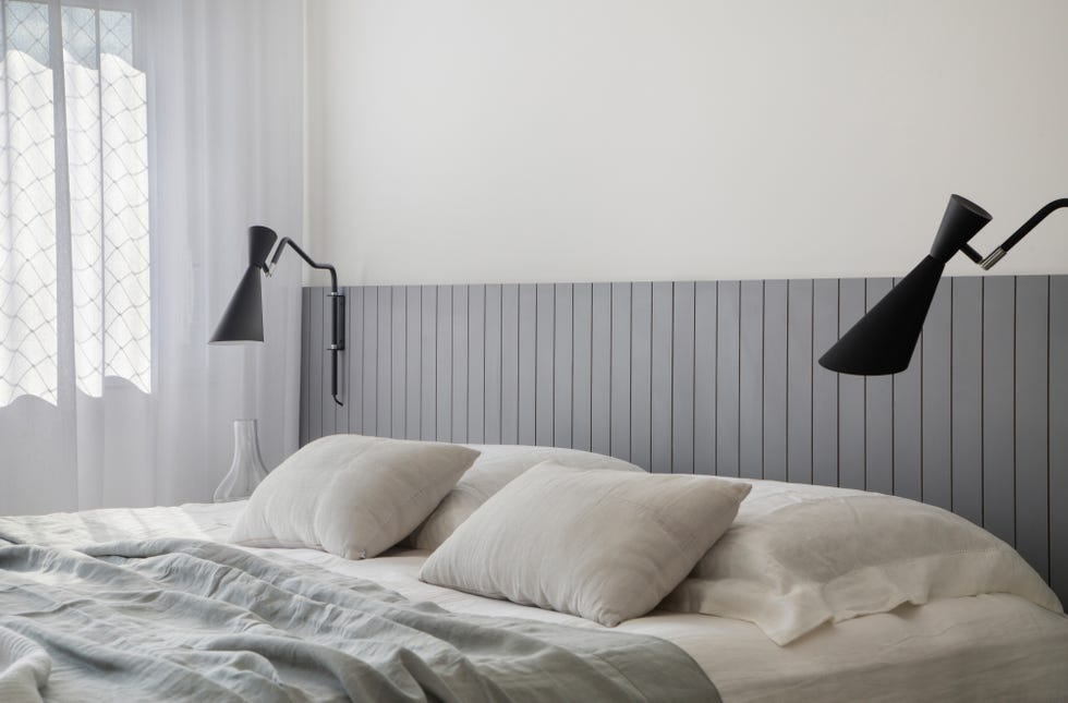 dormitorio moderno con cabecero a medida hecho con lamas de madera grises