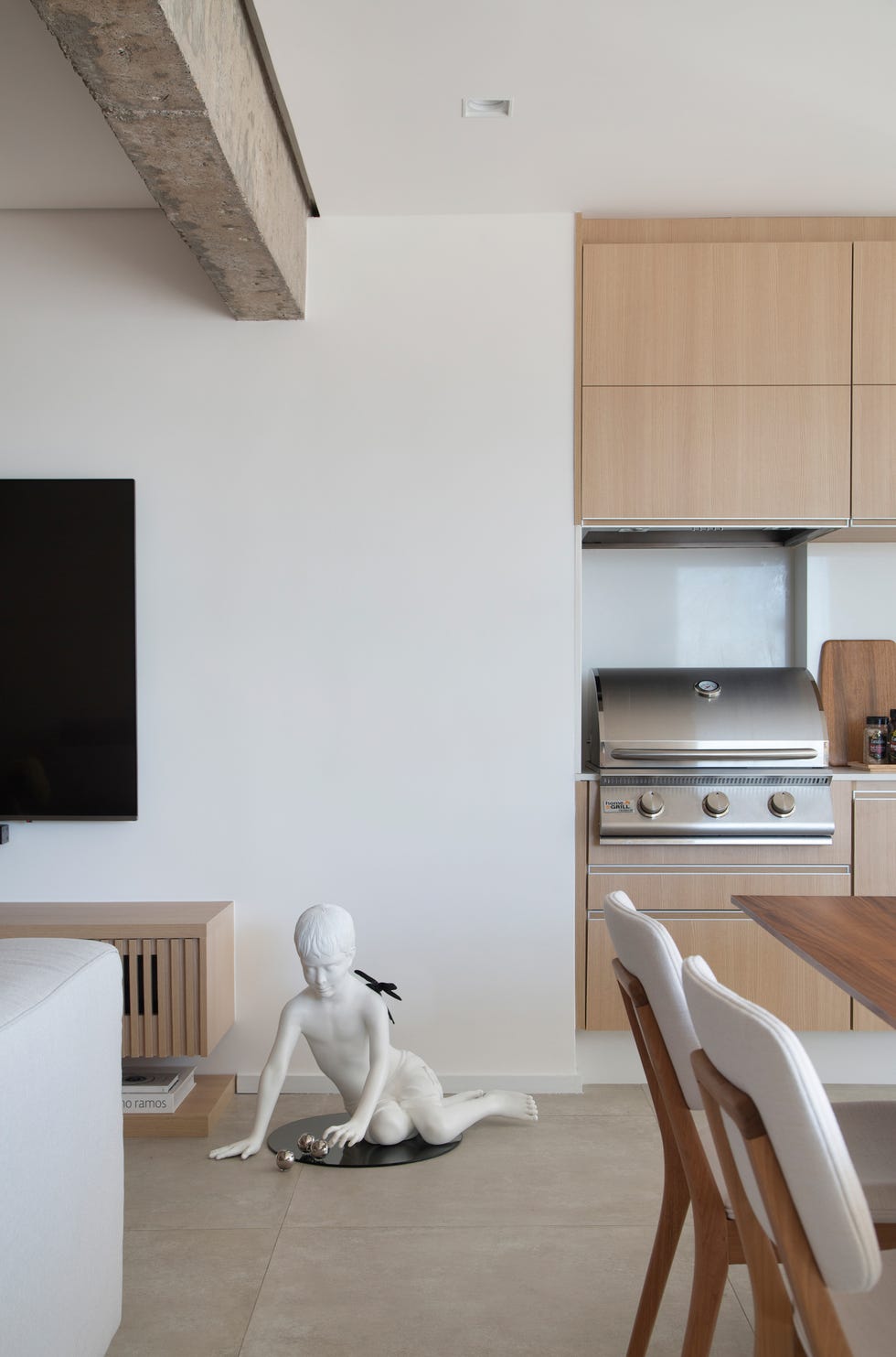 cocina abierta de diseño contemporáneo con armarios de madera