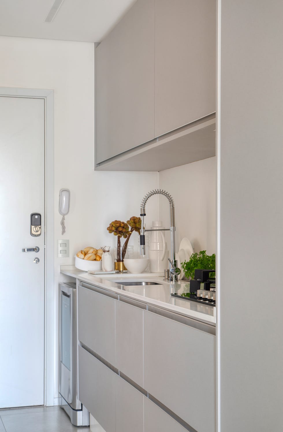 cocina de diseño contemporáneo con armarios en color gris mate sin tiradores
