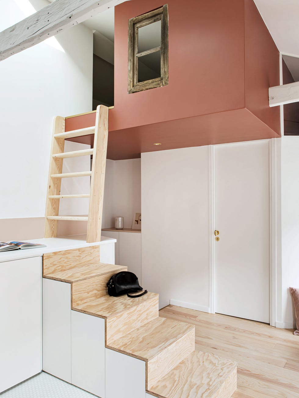 dormitorio a doble altura tipo cabaña con escalera de madera
