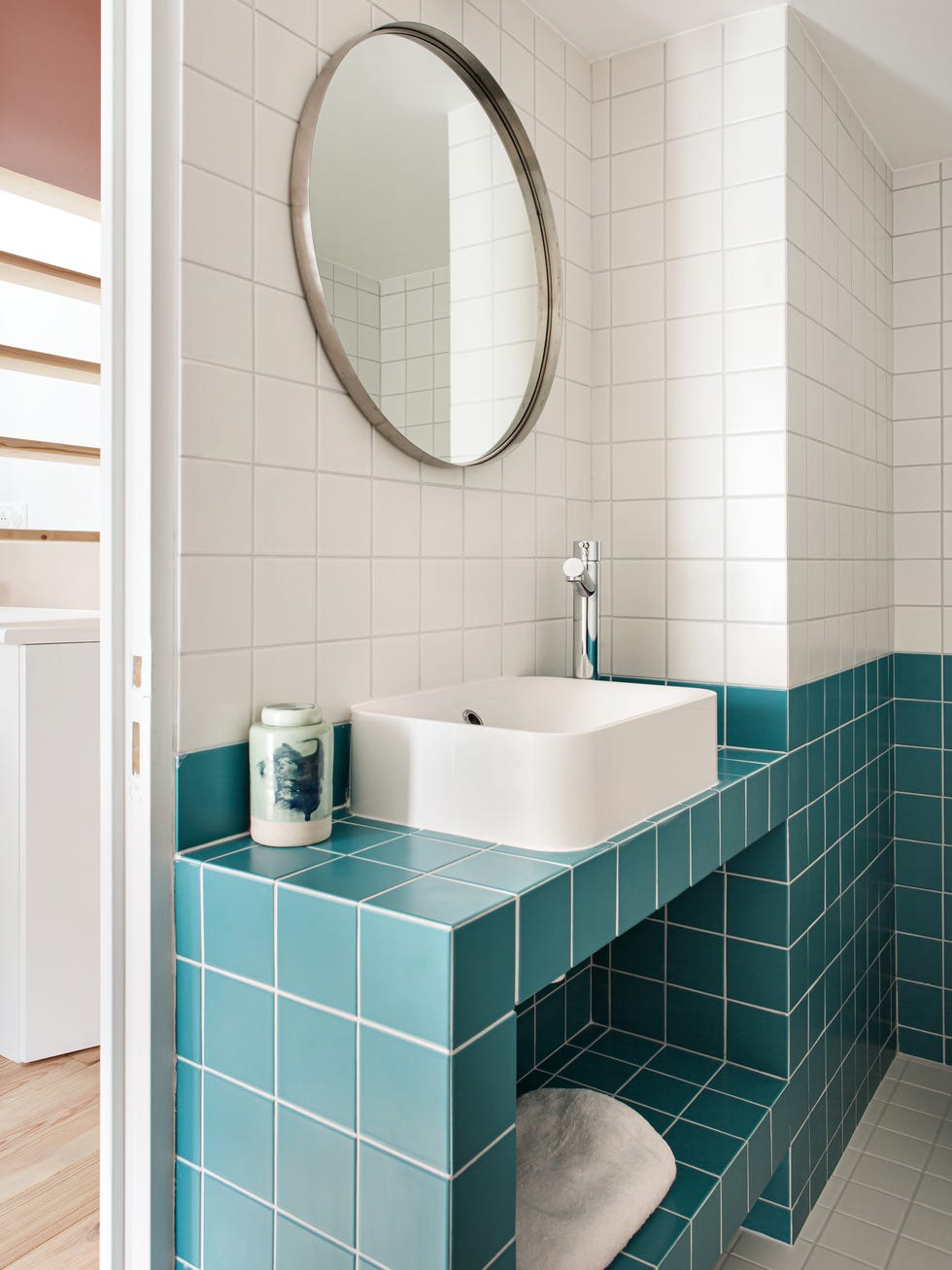 baño de estilo retro con azulejos cuadrados blancos y azules
