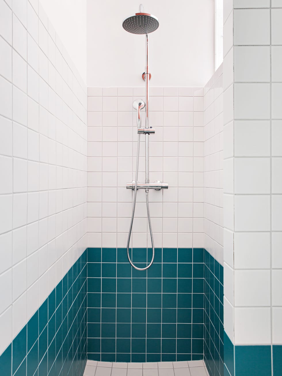 baño de estilo retro con azulejos cuadrados blancos y azules