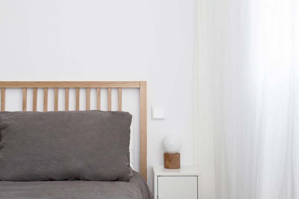 Cabecero de madera y ropa de cama marrón