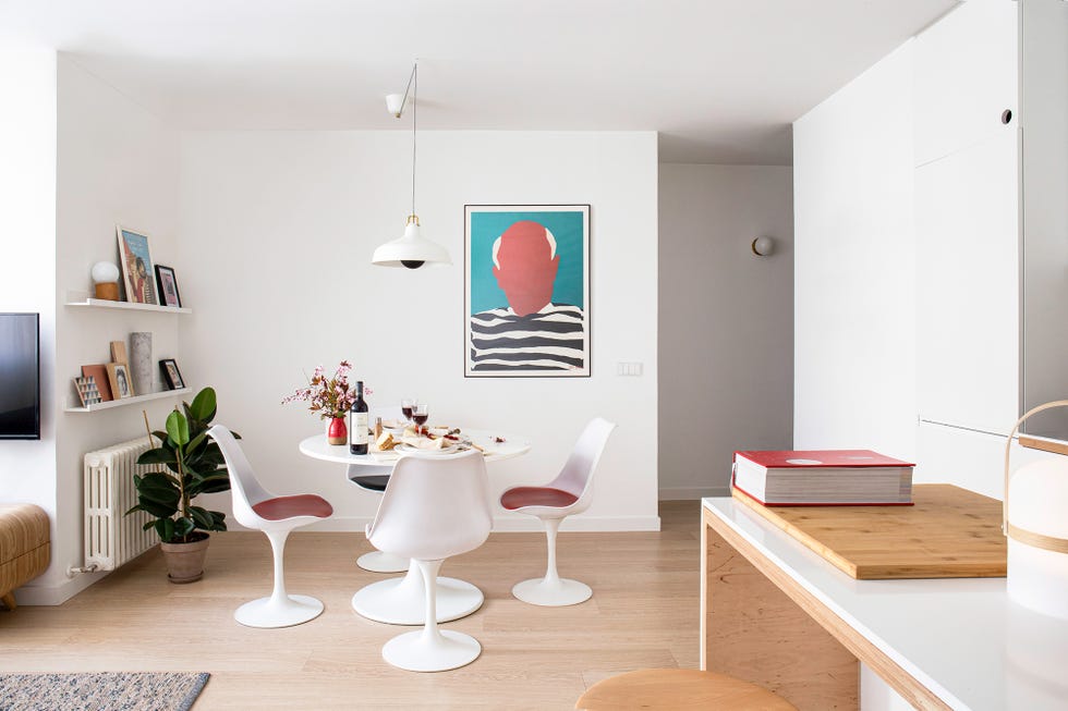 Cocina abierta al comedor decorado en blanco con estilo minimalista