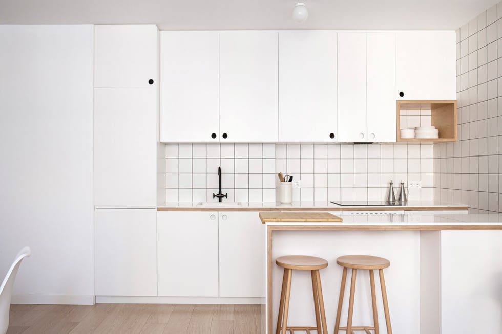 Cocina abierta con azulejos decorada en color blanco