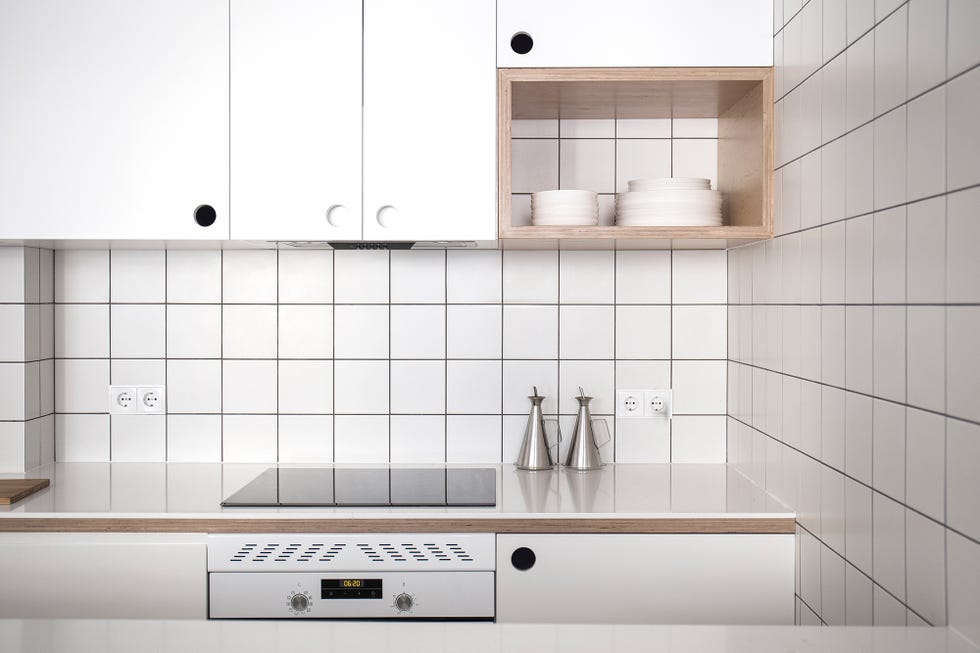 Cocina abierta con azulejos decorada en color blanco