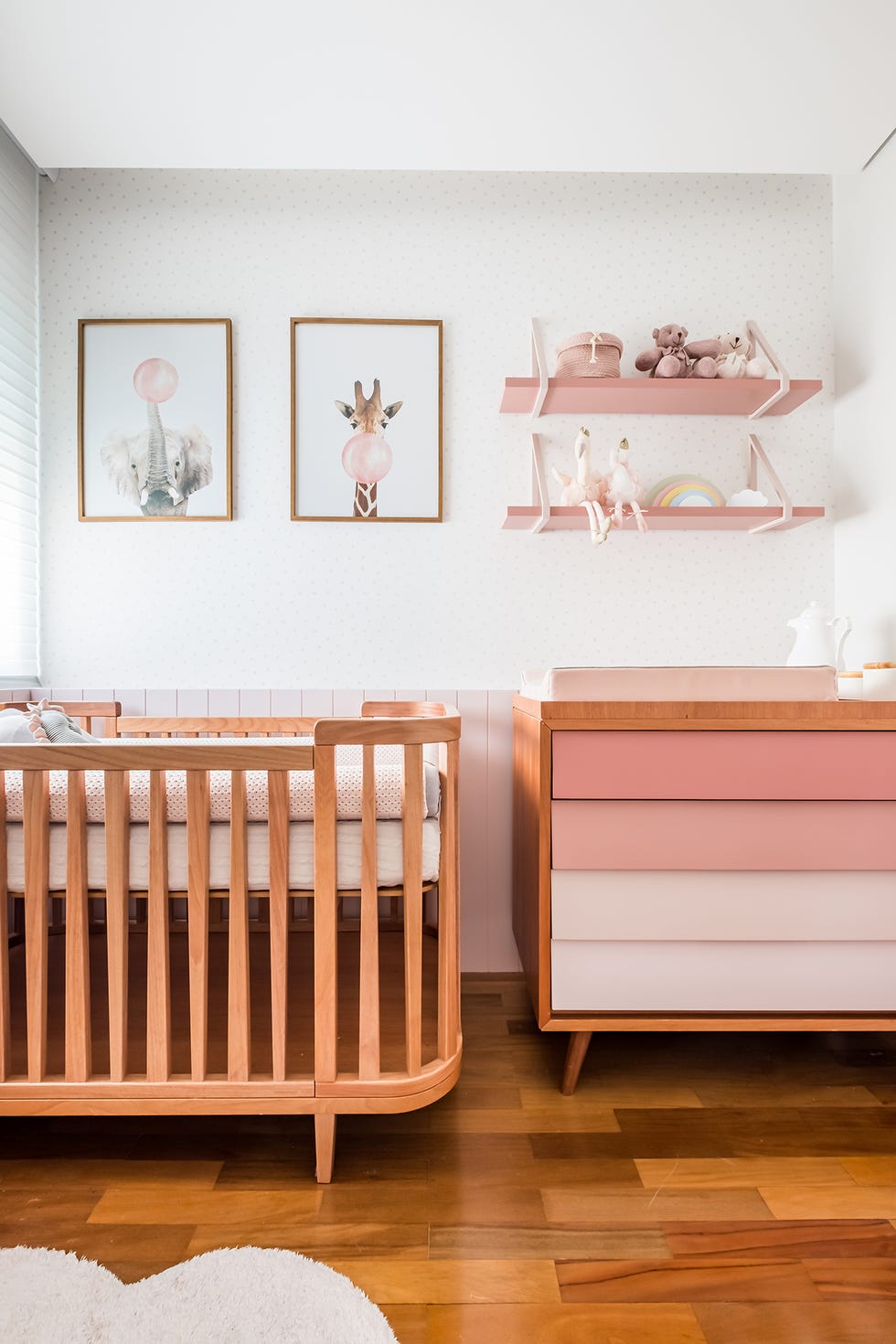 cómoda cambiador de bebé con estantes de color rosa