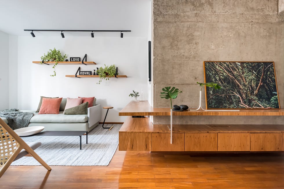 salón abierto de estilo industrial con muebles de diseño brasileño
