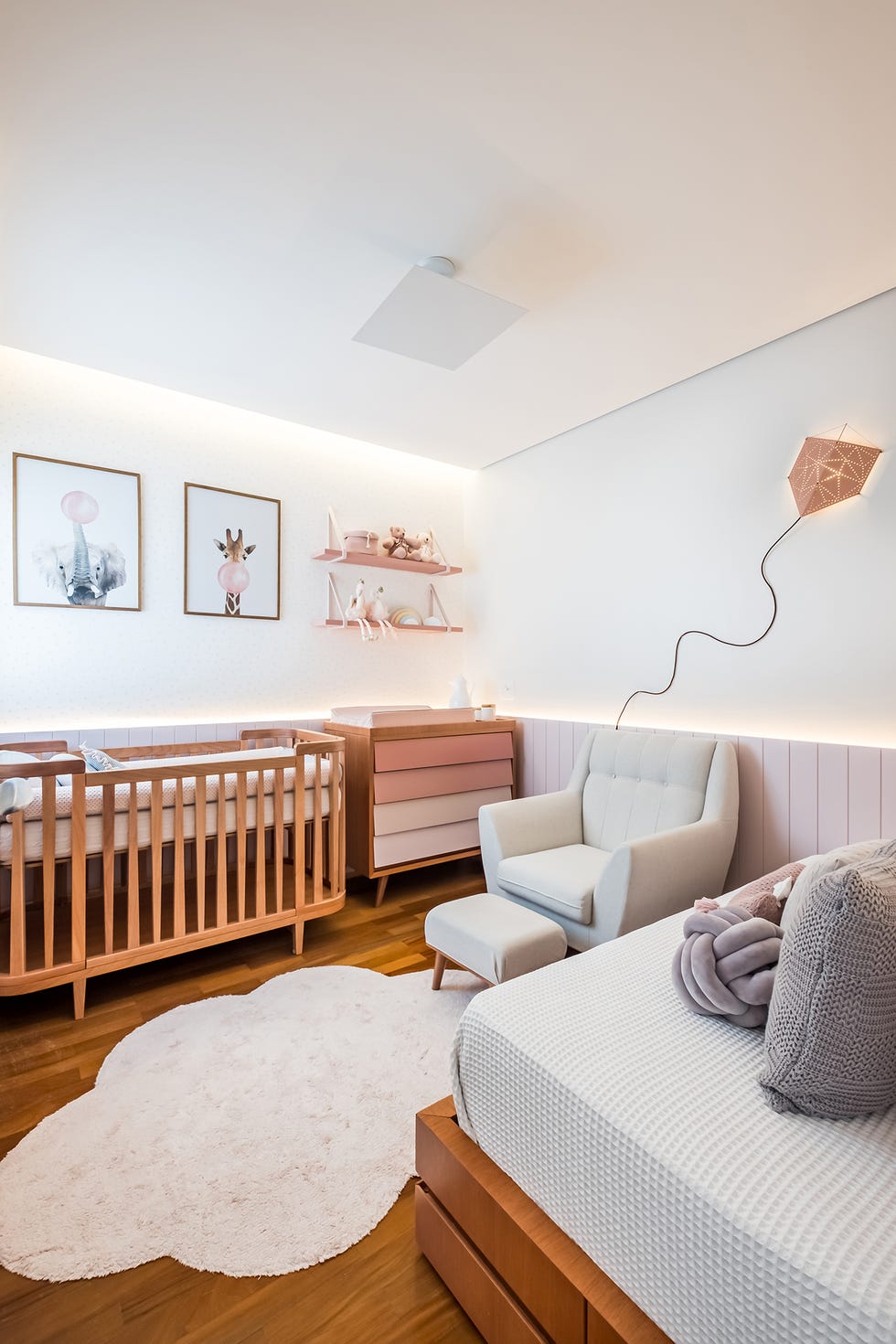 habitación de bebé decorada con madera y tonos rosas