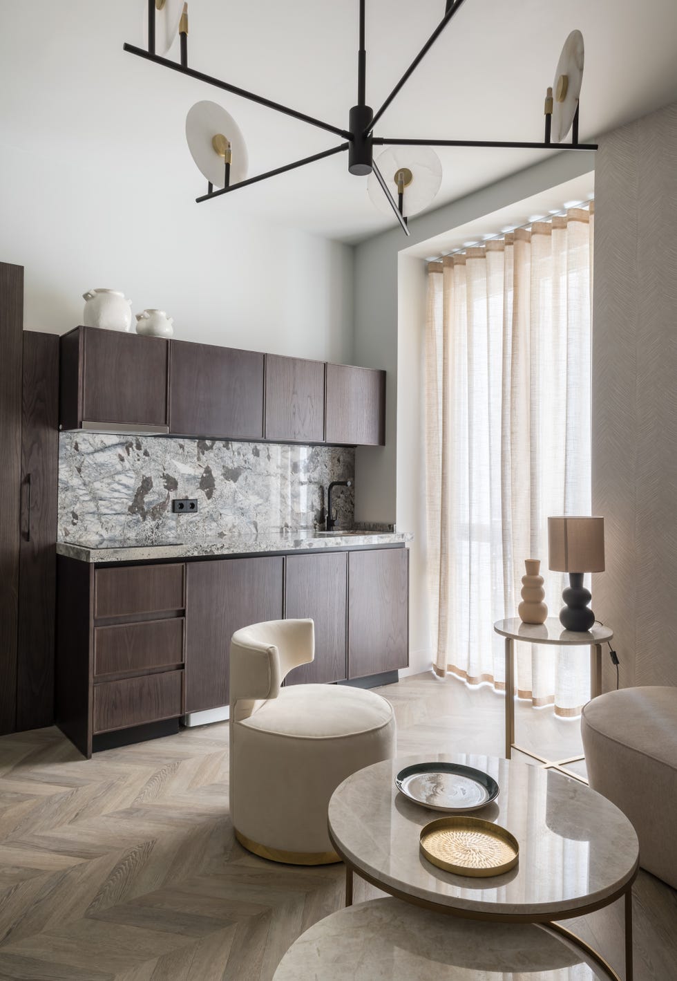 cocina pequeña de madera abierta al salón