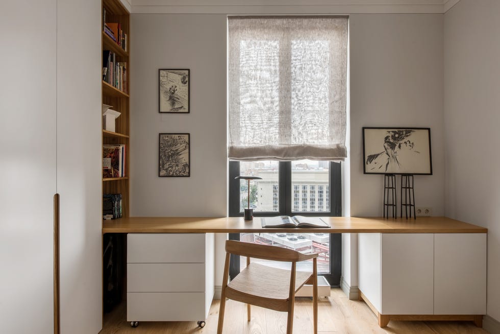 escritorio moderno con balda de madera y cajoneras blancas