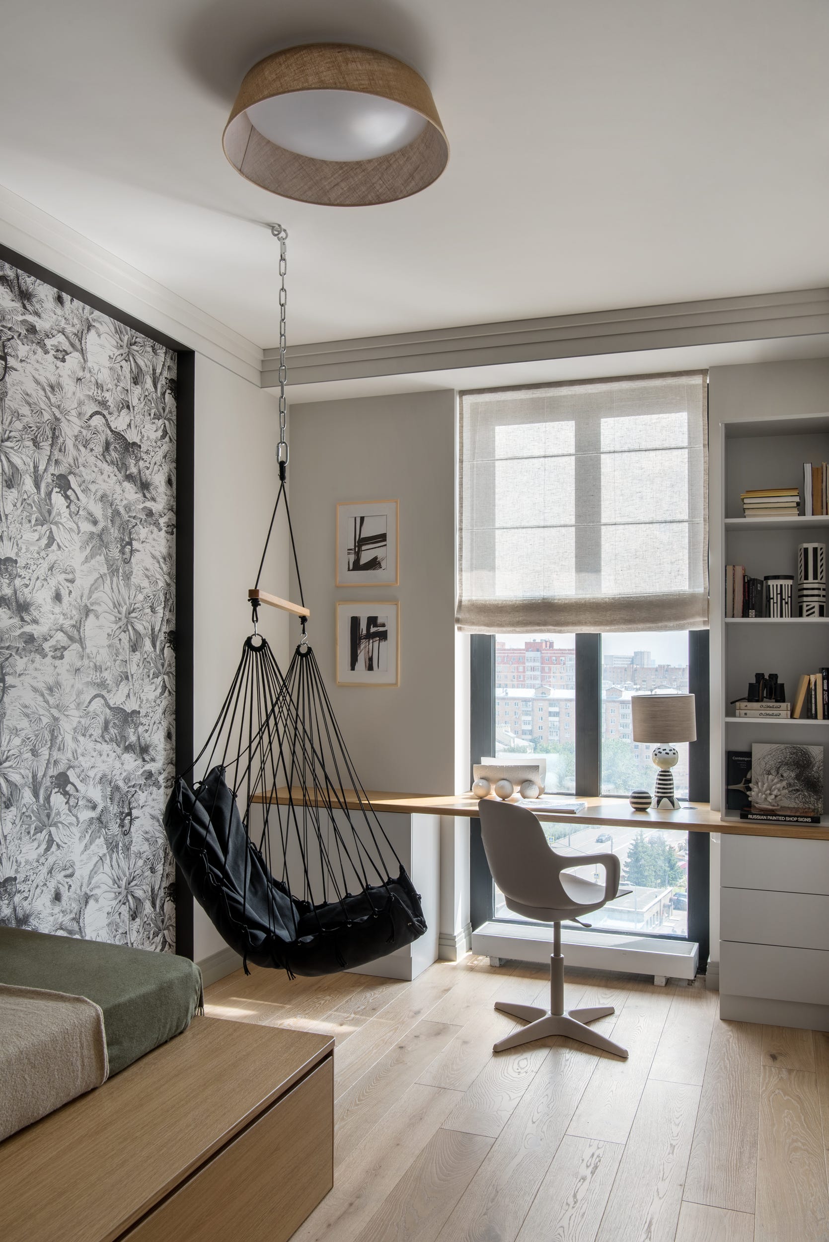 habitación juvenil con escritorio moderno y columpio